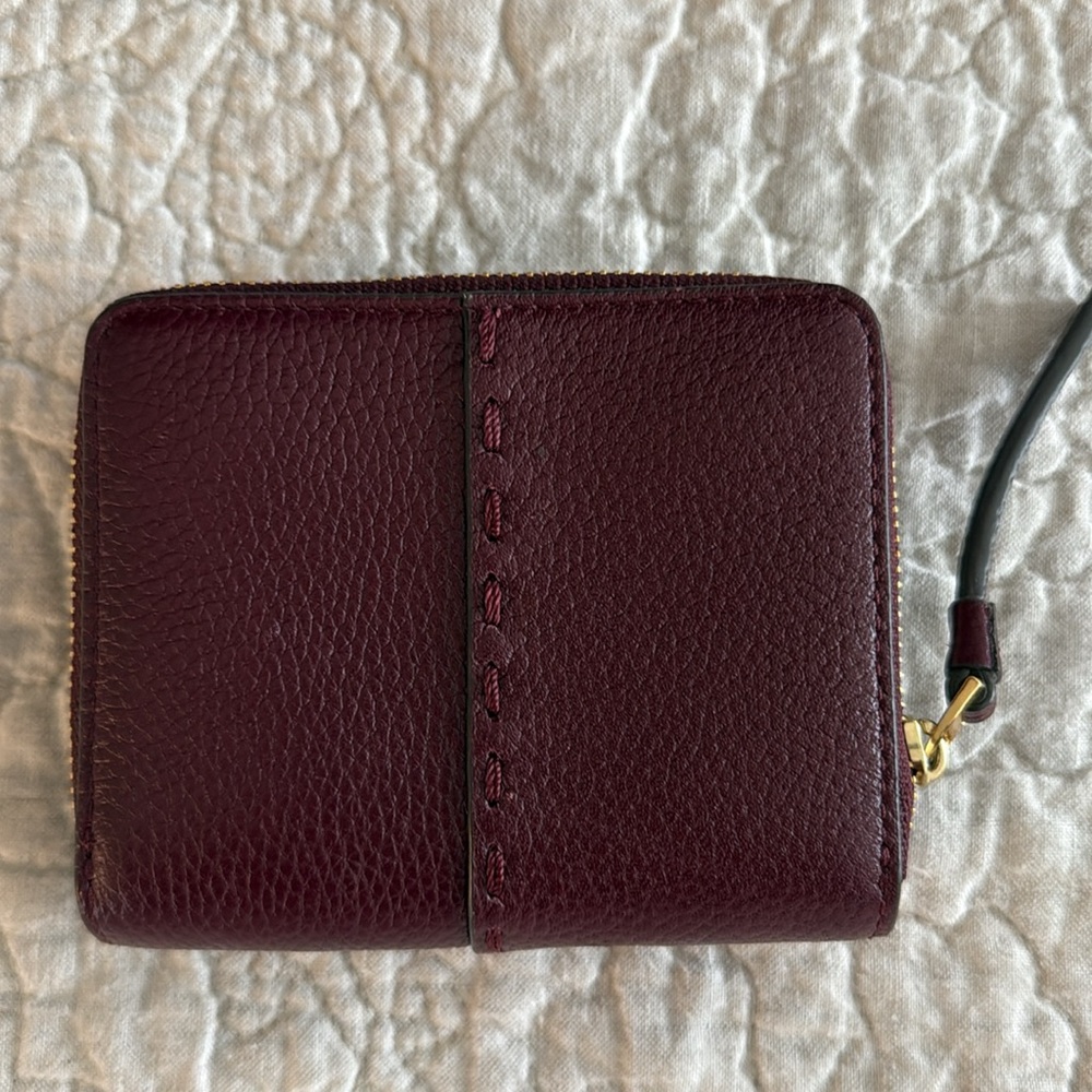 TORY BURCH McGraw Bucket Bag and matching McGraw Bi-Fold Wallet, burgundy/maroon - Picture 7 of 10